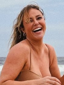 Aos 44 anos, Paolla Oliveira faz topless em fotos ousadas, deixa tatuagens raras à mostra e web tem melhor reação: 'Precisa nem...'