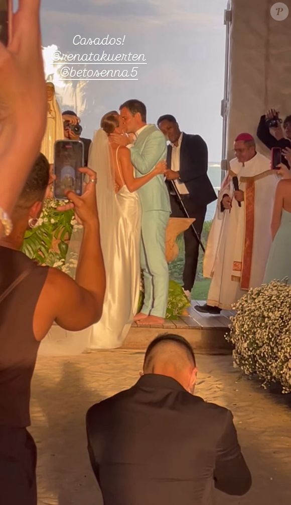 Renata Kuerten beijou muito o marido em fotos compartilhadas por convidados nas redes sociais