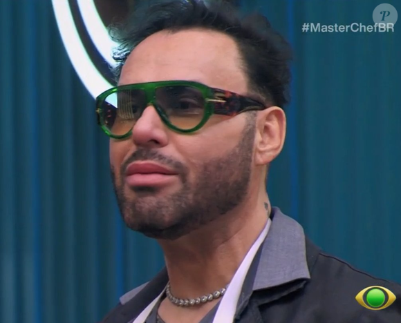 Reinaldo afirmou ter saído machucado da confusão no mercado do MasteChef Brasil 2026. Segundo ele, um arranhão provocado durante o empurra-empurra acabou ferindo sua mão, obrigando-o a pedir luvas de proteção para continuar a prova. Irritado, classificou a cena como 'um show de horrores'
