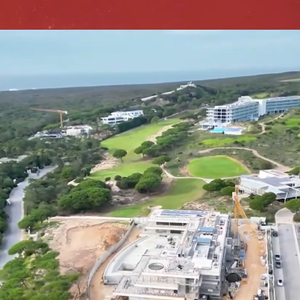 Segundo o THN1, a residência foi projetada para funcionar como um verdadeiro refúgio ultraexclusivo da família. O projeto arquitetônico prioriza conforto, segurança e privacidade absoluta, três exigências que se tornaram prioridade entre milionários e celebridades internacionais