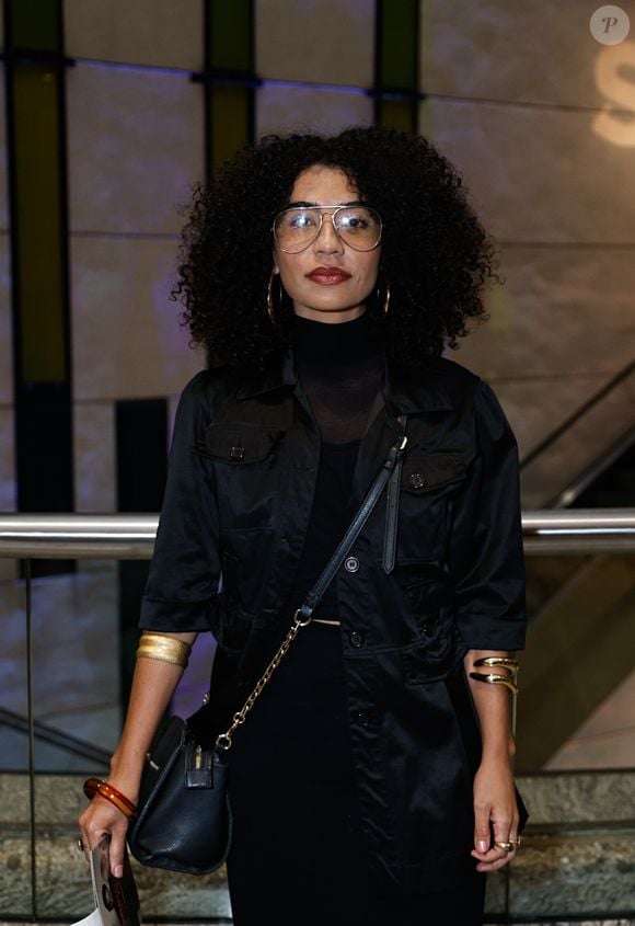 Elegante e fiel ao clássico, Lilian Regina apostou em um sofisticado look all black para prestigiar a estreia de "Mudando de Pele", de Taís Araújo. As pulseiras douradas adicionaram um toque de brilho e sofisticação à produção da noite