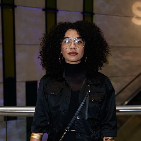 Elegante e fiel ao clássico, Lilian Regina apostou em um sofisticado look all black para prestigiar a estreia de "Mudando de Pele", de Taís Araújo. As pulseiras douradas adicionaram um toque de brilho e sofisticação à produção da noite