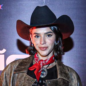 Bruna Marquezine usou look junino com chapéu e parte da barriga à mostra