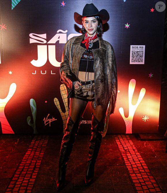 Bruna Marquezine usou look junino com chapéu e parte da barriga à mostra