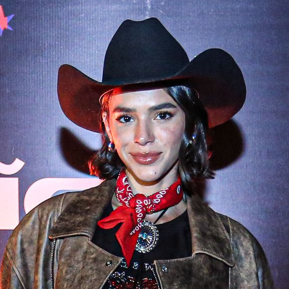 Bruna Marquezine usou look junino com chapéu e parte da barriga à mostra