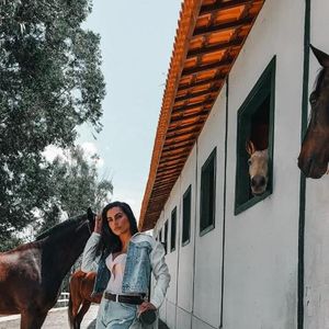 Claro Pires, que fez uma participação na novela 'Coração Acelerado', vive com o marido, Leandro D’Lucca, em um sítio em Passa Quatro, onde a rotina é bem diferente da agitação dos grandes centros.
