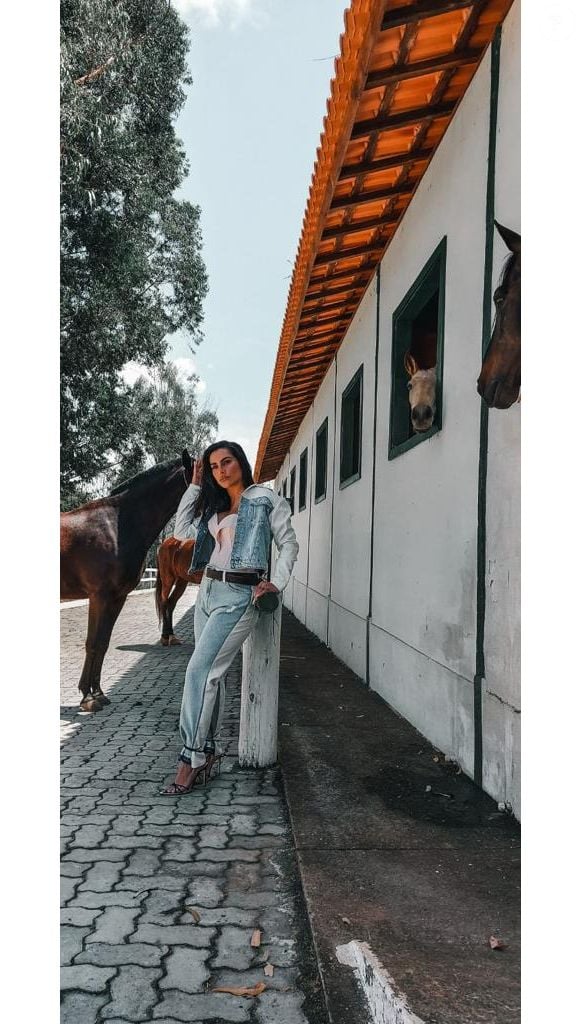 Claro Pires, que fez uma participação na novela 'Coração Acelerado', vive com o marido, Leandro D’Lucca, em um sítio em Passa Quatro, onde a rotina é bem diferente da agitação dos grandes centros.
