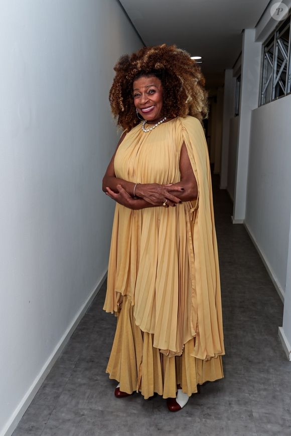 Zezé Motta cuida da saúde aos 81 anos: "Faço dieta (rs), pego leve na medida do possível, mas nada exagerado. Não como carne vermelha, evito fritura, doces e bebo muita água".