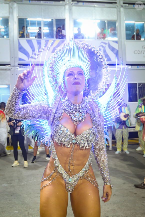 Com fantasia de Lua, Paolla Oliveira trouxe muito brilho para Sapucaí