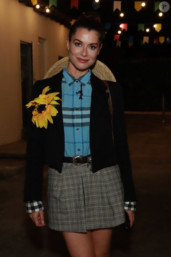 Camisa xadrez em look de Alinne Moraes para festa junina deu ar divertido à produção