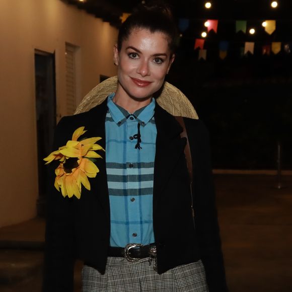 Camisa xadrez em look de Alinne Moraes para festa junina deu ar divertido à produção