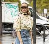 Com jeans, a blusa com estampa floral ganha mood moderno