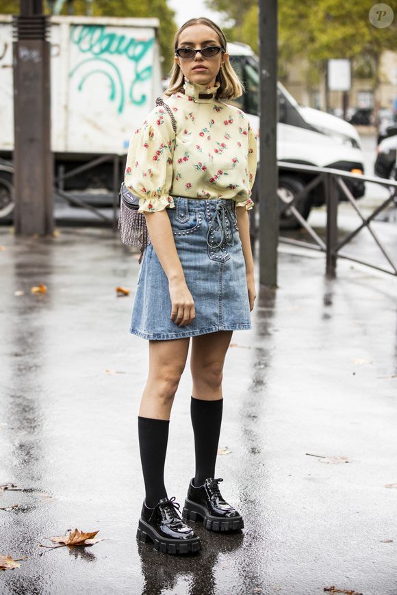Com jeans, a blusa com estampa floral ganha mood moderno