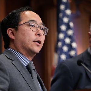 Senadores democratas comentam tarifa de 125% imposta por Trump à China, durante coletiva no Capitólio.