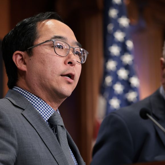 Senadores democratas comentam tarifa de 125% imposta por Trump à China, durante coletiva no Capitólio.