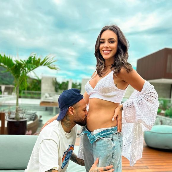 Em 2023, Bruna Biancardi anunciou sua primeira gravidez de Neymar