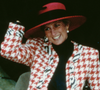 Arezzo se inspira em Lady Di para criar os scarpins bicolores de bico quadrado 'vermelho escarlate' e salto bloco; são os sapatos de mulher elegante que a princesa combinava nos anos 1990