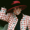 Arezzo se inspira em Lady Di para criar os scarpins bicolores de bico quadrado 'vermelho escarlate' e salto bloco; são os sapatos de mulher elegante que a princesa combinava nos anos 1990