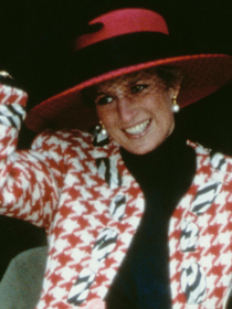 Arezzo se inspira em Lady Di para criar os scarpins bicolores de bico quadrado 'vermelho escarlate' e salto bloco; são os sapatos de mulher elegante que a princesa combinava nos anos 1990