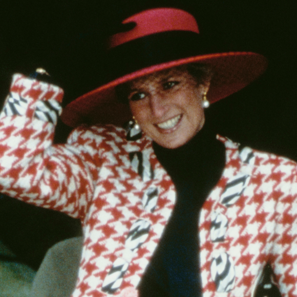 Arezzo se inspira em Lady Di para criar os scarpins bicolores de bico quadrado 'vermelho escarlate' e salto bloco; são os sapatos de mulher elegante que a princesa combinava nos anos 1990