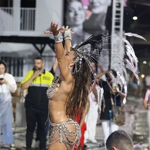 O corpo de Juliana Paes chamou atenção de Virgínia Fonseca, que acompanhou o ensaio de um camarote