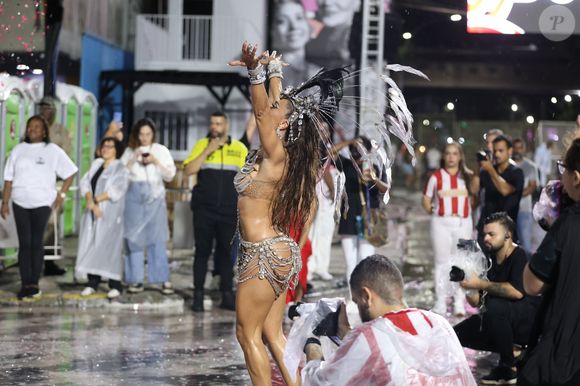 O corpo de Juliana Paes chamou atenção de Virgínia Fonseca, que acompanhou o ensaio de um camarote