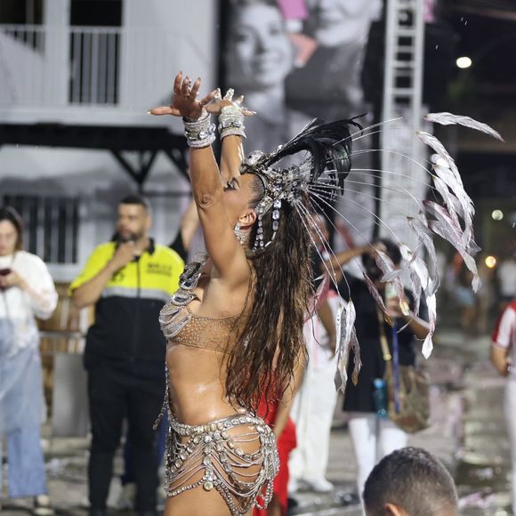 O corpo de Juliana Paes chamou atenção de Virgínia Fonseca, que acompanhou o ensaio de um camarote