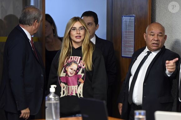 Empresária Virginia Fonseca chegou ao senado na última terça-feira (13), usando um moletom com imagem da filha, além de óculos e copo rosa.