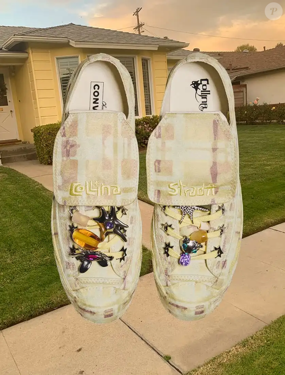 O Converse x Collina Strada Chuck 70 conta com pingentes personalizados da Collina Strada nos cadarços, um dos elementos que diferenciam o modelo de outras versões do clássico da Converse