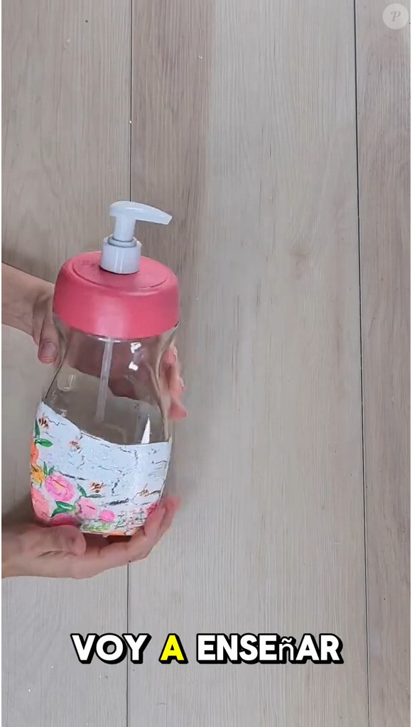 Faremos o mesmo com a tampa do nosso frasco de Nescafé. Começamos fazendo um furo na parte superior  com uma tesoura ou um prego quente até que fique do tamanho necessário para o nosso dispensador