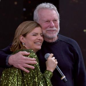 Debora Bloch foi surpreendida com a presença do pai, Jonas Bloch