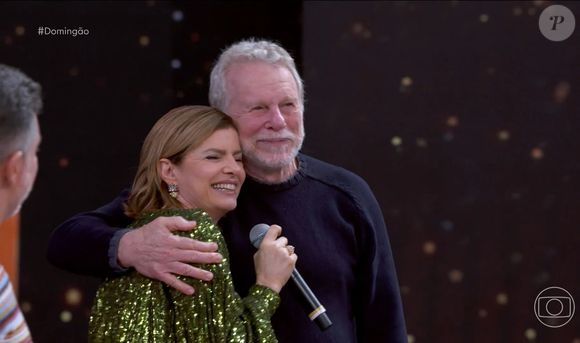 Debora Bloch foi surpreendida com a presença do pai, Jonas Bloch