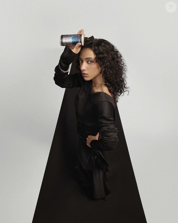 Alice Carvalho foi convidada pela Truss para renovar a cor dos fios e adotou tom de castanho escuro e elegante