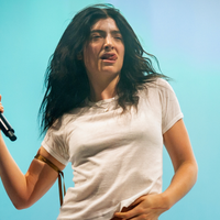 Nem batata-frita, nem milkshake: poucos lembram, mas Lorde, headliner do Lollapalooza 2026, já teve uma conta secreta para avaliar comida muito vendida em fast-food; entenda