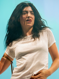 Nem batata-frita, nem milkshake: poucos lembram, mas Lorde, headliner do Lollapalooza 2026, já teve uma conta secreta para avaliar comida muito vendida em fast-food; entenda