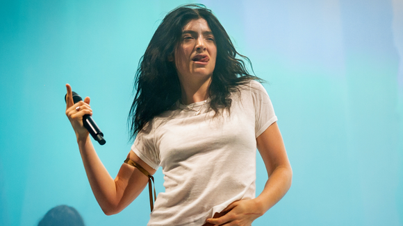Nem batata-frita, nem milkshake: poucos lembram, mas Lorde, headliner do Lollapalooza 2026, já teve uma conta secreta para avaliar comida muito vendida em fast-food; entenda