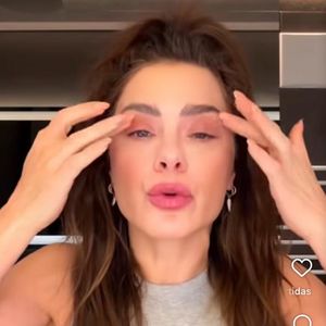 O rosto diferente de Carolina Dieckmmann chama atenção, gera especulações nas redes sociais e provoca resposta direta da atriz sobre cuidados com a pele