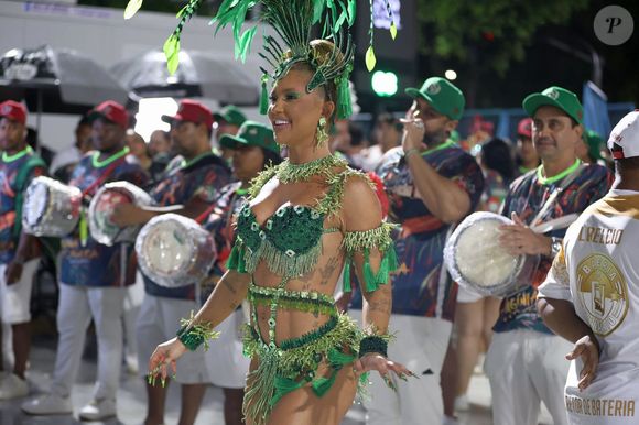 Virgínia Fonseca desfilou à frente da bateria da Grande Rio
