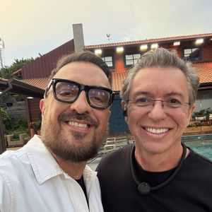 Boninho posou ao lado de Carelli, diretor de 'A Fazenda', e levou a web à loucura