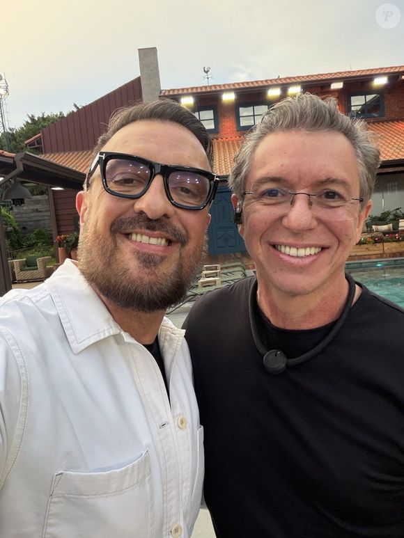 Boninho posou ao lado de Carelli, diretor de 'A Fazenda', e levou a web à loucura
