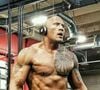 Aos 54 anos, Dwayne Johnson impressiona ao revelar que sua dieta pode chegar a 6 mil calorias por dia durante fases específicas de preparação. De acordo com o Infobae, a rotina alimentar do astro é dividida em sete refeições e acompanha uma intensa programação de treinos para manter o físico exigido por seus personagens