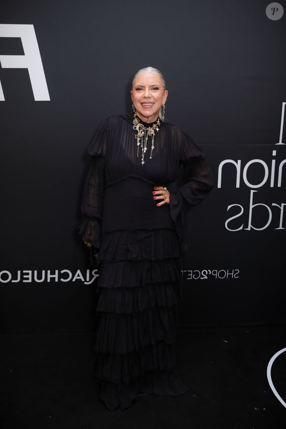 FFW Brasil Fashion Awards 2026: Astrid Fontenelle aliou transparência e movimento em um vestido preto elegante