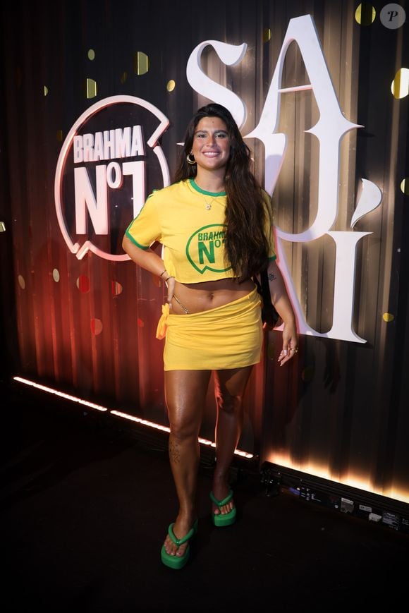 Filha de Flávia Alessandra, Giulia Costa usou um conjunto de cropeed e saia em tons de verde e amarelo