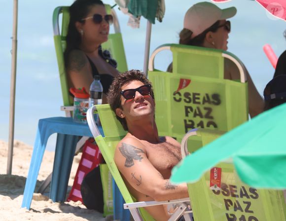Ator Chay Suede curte dia de praia em família com Laura Neiva e a filha de 1 ano