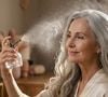 Odila Martins alerta que algumas substâncias presentes nas fragrâncias podem provocar irritações ou reações alérgicas no couro cabeludo, especialmente em pessoas mais sensíveis. Entre os possíveis sintomas estão coceira, vermelhidão, ardência e descamação, que merecem atenção quando persistem