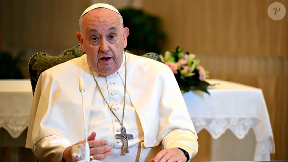 Papa Francisco teve uma 'leve melhora' no quadro de saúde, saindo do estágio 'crítico', disseram as novas informações.