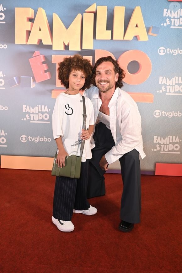 Antonio Caramelo, o Camilo, é filho de Igor Rickli, que também está no elenco de 'Quem ama cuida'