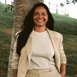 Neide Maia brilha com look monocromático em tons neutros e mostra que estilo e elegância não têm idade