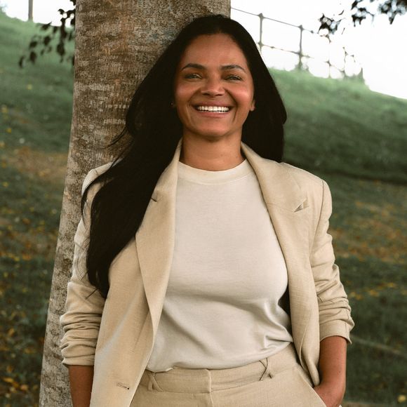 Neide Maia brilha com look monocromático em tons neutros e mostra que estilo e elegância não têm idade