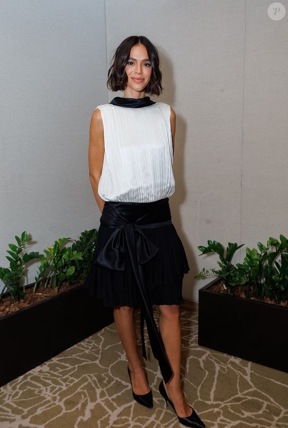 Bruna Marquezine apostou em um vestido P&B composto por uma saia preta com um laço gigante e a parte de cima em uma regata branca plissada
